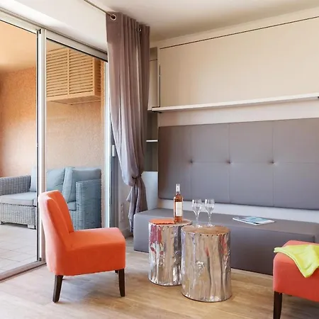 Charming 4 Studio With Pool And Garage Apartment